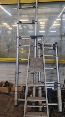 une échelle posée devant une fenêtre