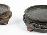deux pots marron posés l'un à côté de l'autre sur une surface blanche