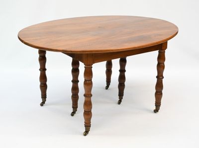une petite table avec un plateau en bois montée sur roulettes