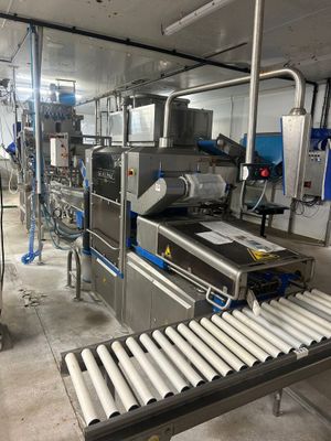 un tapis roulant au milieu d'une usine