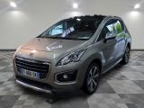 la petite voiture argentée est garée dans une grande pièce
