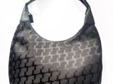 une image représentant un sac à main noir et gris sur fond blanc