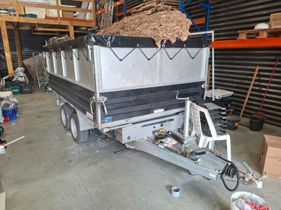 un camion-benne avec un chargement de bois à l'arrière