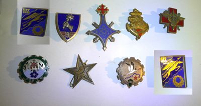 tout un tas d'insignes accrochés au mur