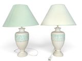 une paire de lampes de table blanches, chacune dotée d'un abat-jour vert