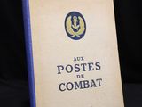 un livre à la couverture bleue posé sur une table noire
