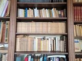 de nombreux livres qui se trouvent sur les étagères de la pièce