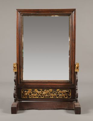 un miroir ancien avec un cadre en bois et des ornements dorés