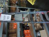 une étagère en verre sur laquelle est posée une pancarte, au milieu d'une pièce
