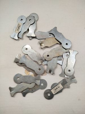 un grand nombre d'outils posés sur une table
