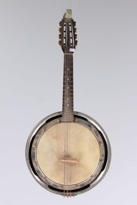 un gros plan d'un banjo suspendu à une ficelle, sur fond blanc