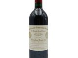 une bouteille de vin rouge posée sur une table blanche
