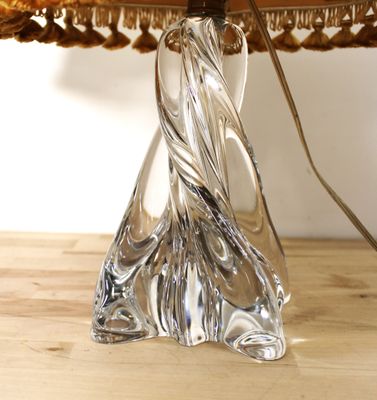 une lampe en verre posée sur une table
