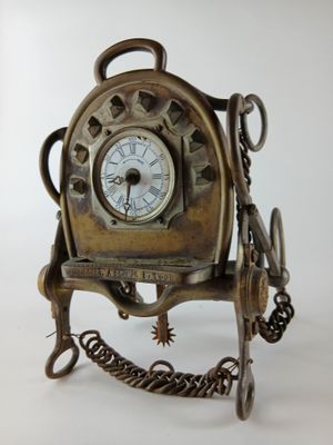 une horloge posée sur un socle, à laquelle sont attachées des chaînes