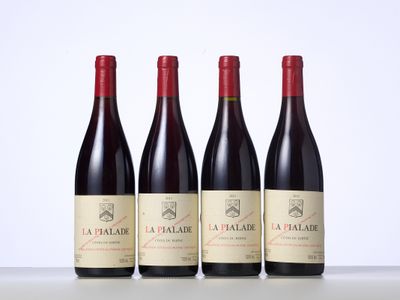 trois bouteilles de vin rouge posées sur une table