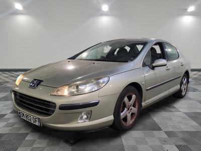 la photo d'une voiture argentée garée sur un sol en damier