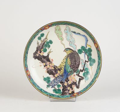 l'image d'une assiette sur laquelle figurent un oiseau et des fleurs