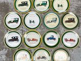 plusieurs assiettes représentant différents types de voitures, posées sur une table