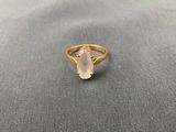 une bague plaquée or avec une pierre rose au centre