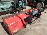 une photo d'un tracteur équipé d'une charrue, dans la terre