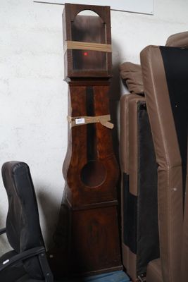 une chaise et une horloge comtoise dans un coin de la pièce