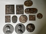 un lot de pièces de monnaie posées sur une table