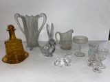 un grand nombre d'objets en verre posés sur une table