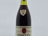 une bouteille de vin posée sur une table