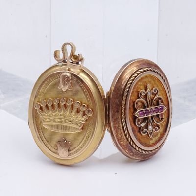 deux boucles dorées, ornées d'une couronne à l'avant et d'une couronne à l'arrière