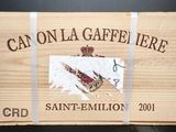 une boîte en bois sur laquelle est accrochée une pancarte indiquant « Canon La Caffe Fere »