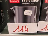 deux boîtes de verre sont posées sur une étagère dans un magasin