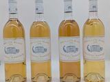 trois bouteilles de vin blanc sont alignées sur une table