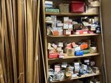 une pièce remplie d'une grande variété de bois