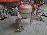 une bétonnière qui se trouve dans un garage