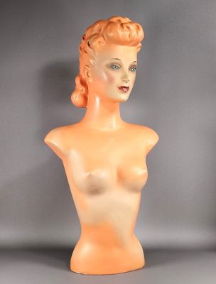 le buste orange d'une femme sur fond gris