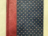 un gros plan sur un livre à la couverture rouge et à la couverture bleue