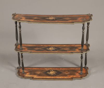 une paire d'étagères à trois niveaux de style Louis II