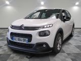 la citrole blanche est garee sur un carrelage en damier