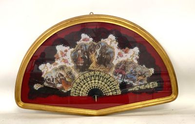 Éventail en corne brune à quatorze brins orné de motifs flor…