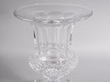un vase en verre transparent posé sur une table