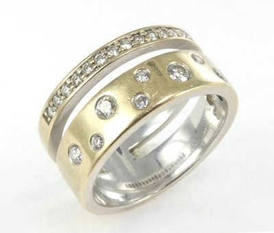 gros plan d'une bague avec des diamants sur fond blanc