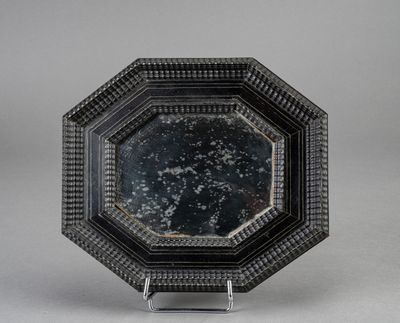 Miroir de style hollandais Cadre en bois noirci, de forme oc… - Photo 1