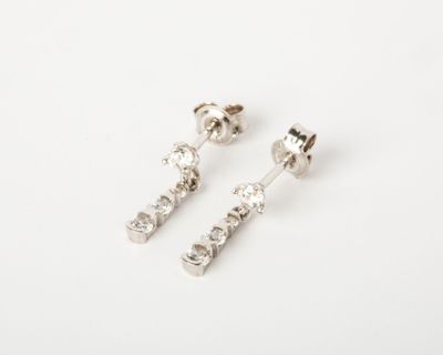 Paire de petits pendants d'oreilles en or gris (750 millième…