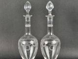 deux vases en verre transparent posés sur une table noire