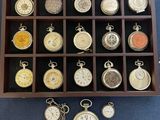 de nombreux modèles différents de montres de poche exposés dans une vitrine