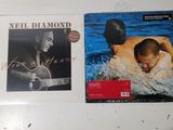 deux CD posés sur un réfrigérateur, avec un homme qui joue de la guitare