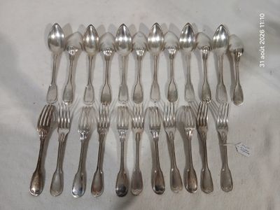 beaucoup de cuillères et de fourchettes en argent sur une table
