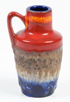 un vase rouge et bleu muni d'une anse, sur fond blanc