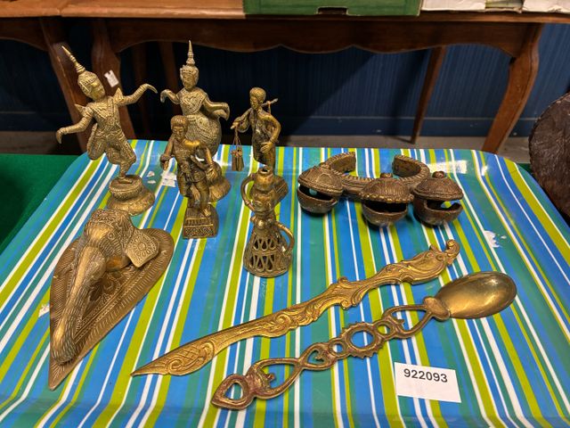 Asie. Divers objets de vitrine en bronze