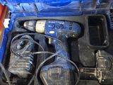 une boîte à outils bleue avec des outils à l'intérieur